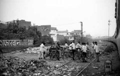 Between Delhi and Varanasi/Entre Delhi et Varanasi

Men waiting for the train to pass by the railway.

Hommes attendant que le train passe pour traverser les rails.